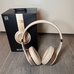 NIB Beats Solo 3 Wireless Headphones Gold